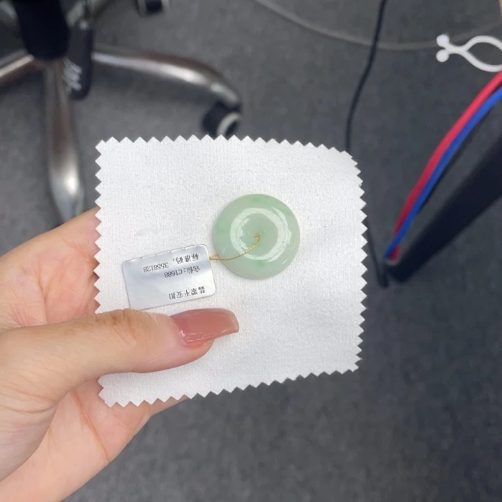 翡翠未镶嵌颈饰平安扣