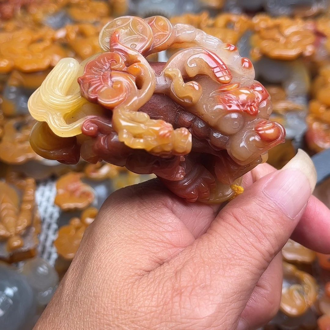 石英质玉（黄龙玉）未镶嵌颈饰