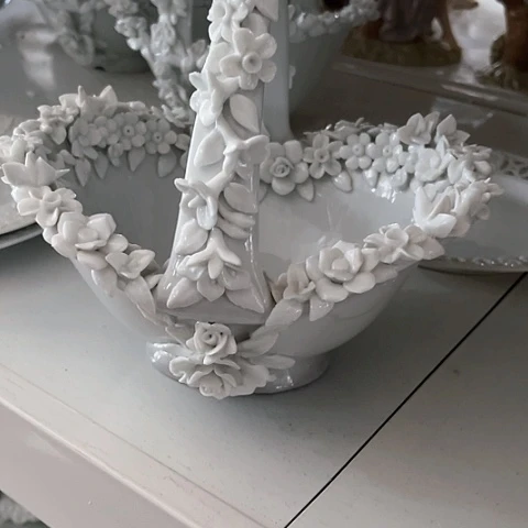 白瓷不**。捏花提篮老货一个