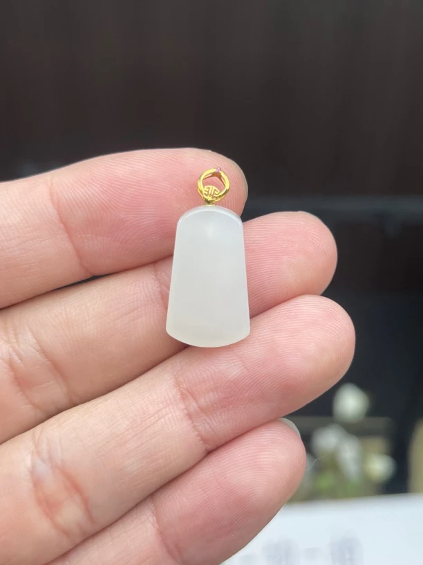 和田玉无事牌天然玉石18K金镶嵌吊坠