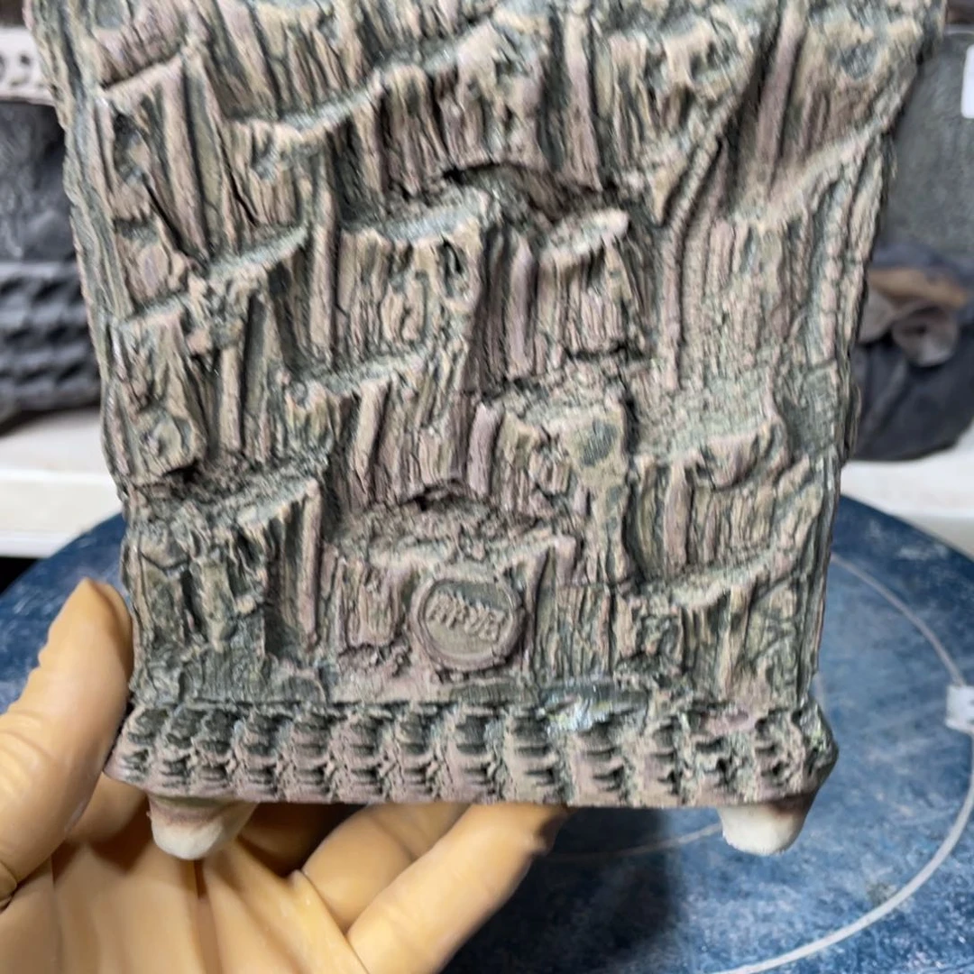 红陶微瑕的脸上有一丝的