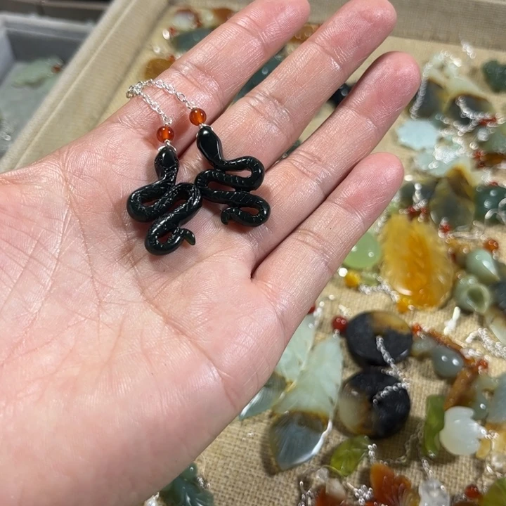 蛇纹石玉耳饰未镶嵌