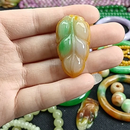 翡翠挂件未镶嵌翡翠