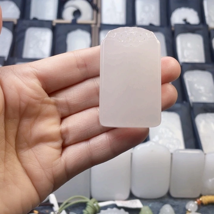 石英质玉（金丝玉）颈饰未镶嵌岁***j