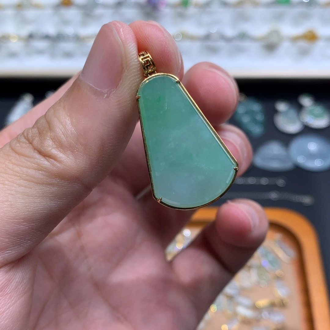 翡翠18K金镶嵌颈饰无事牌