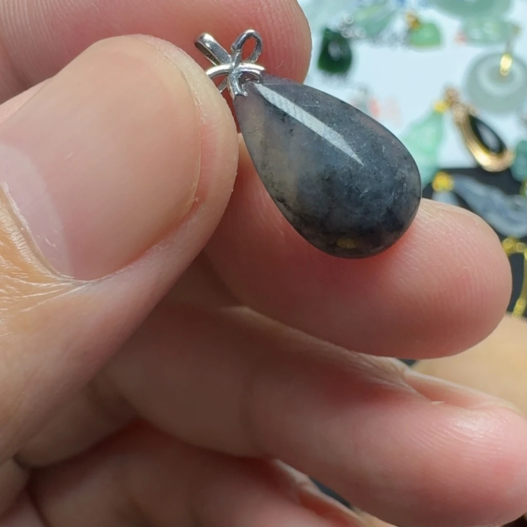 翡翠18K金镶嵌颈饰水滴