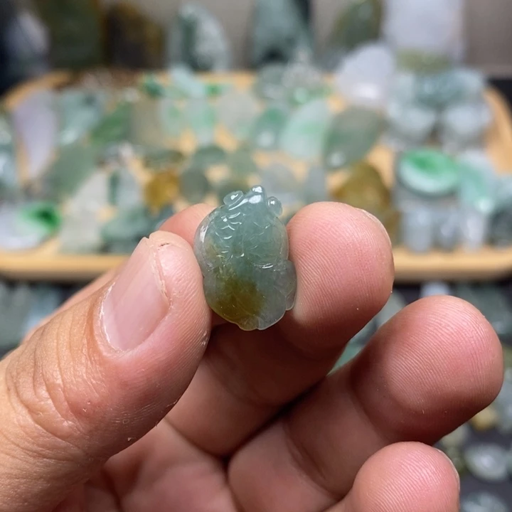 翡翠未镶嵌颈饰金鱼
