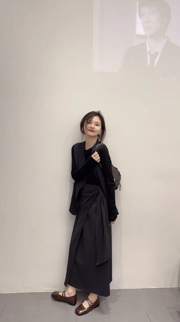 2025早秋新款韩系轻职风百搭薄款打底衫黑色马甲外套不规则半身裙