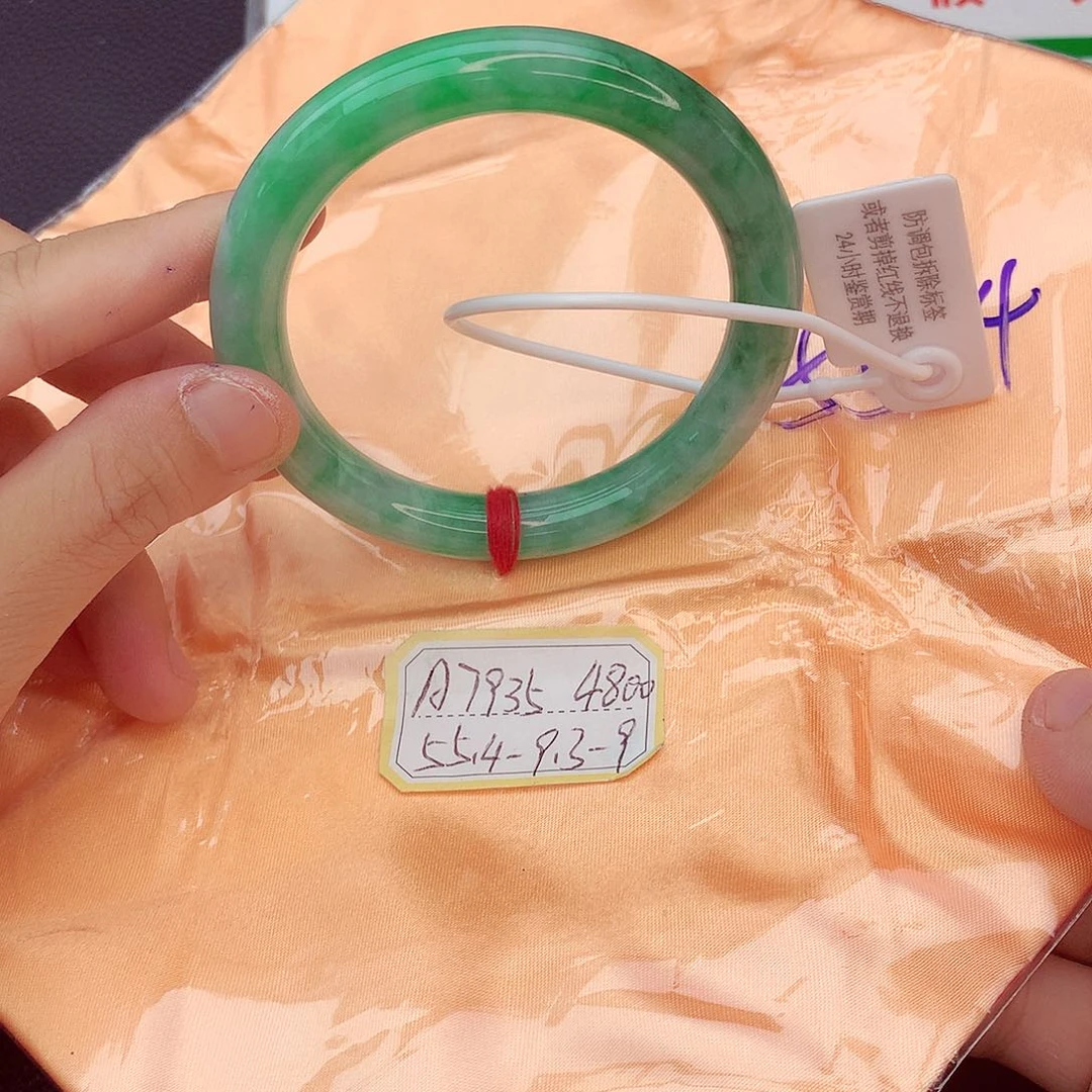 翡翠手镯未镶嵌我