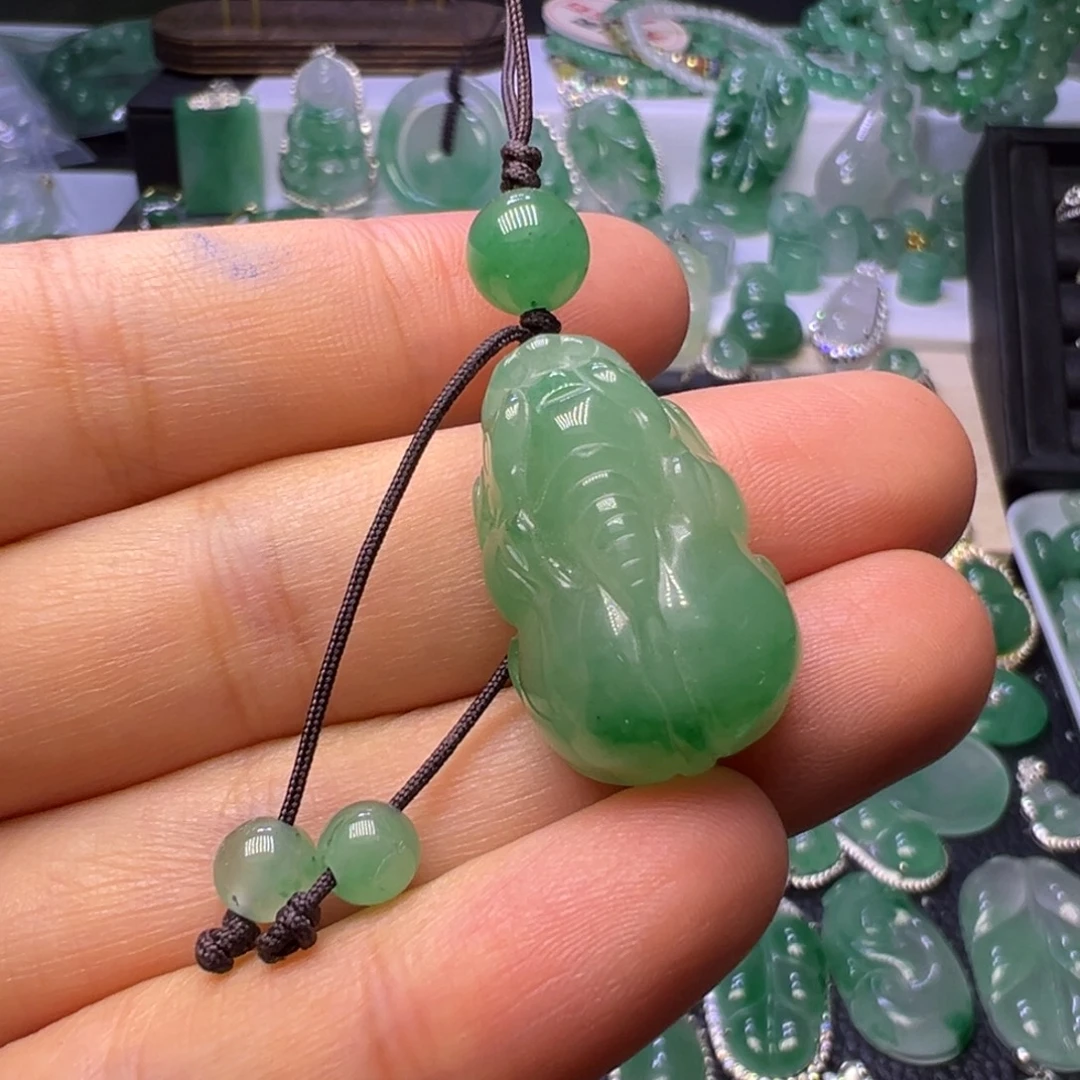 石英质玉（非洲翠）未镶嵌颈饰