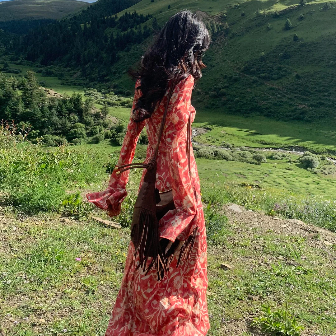 法式红色碎花连衣裙子女夏季2025新爆款川西新疆草原旅游度假长裙