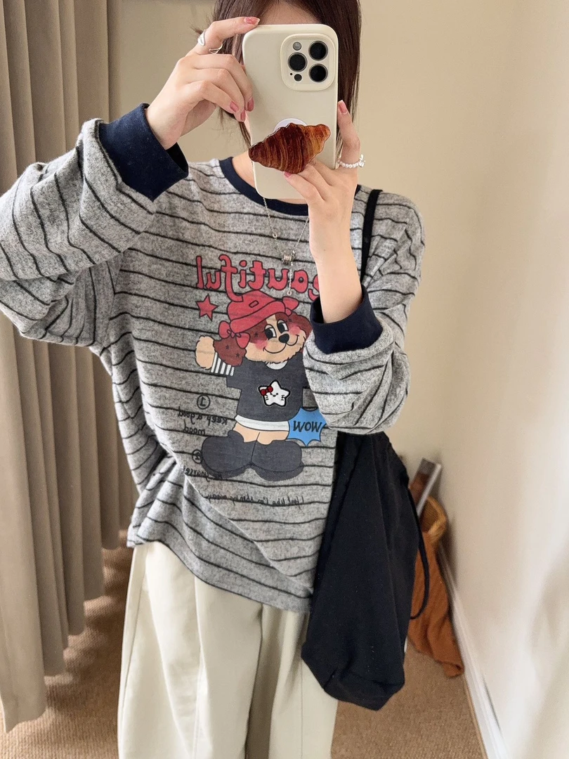 程程甄选   韩系卡通印花兔毛绒感舒适条纹厚打底衫1033