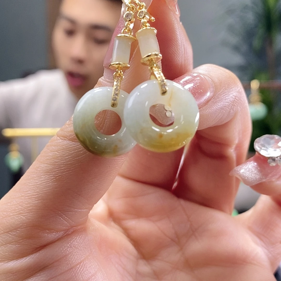 翡翠耳饰未镶嵌翡翠