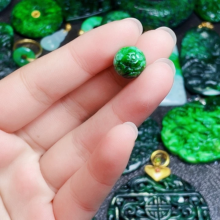 翡翠未镶嵌颈饰多样性