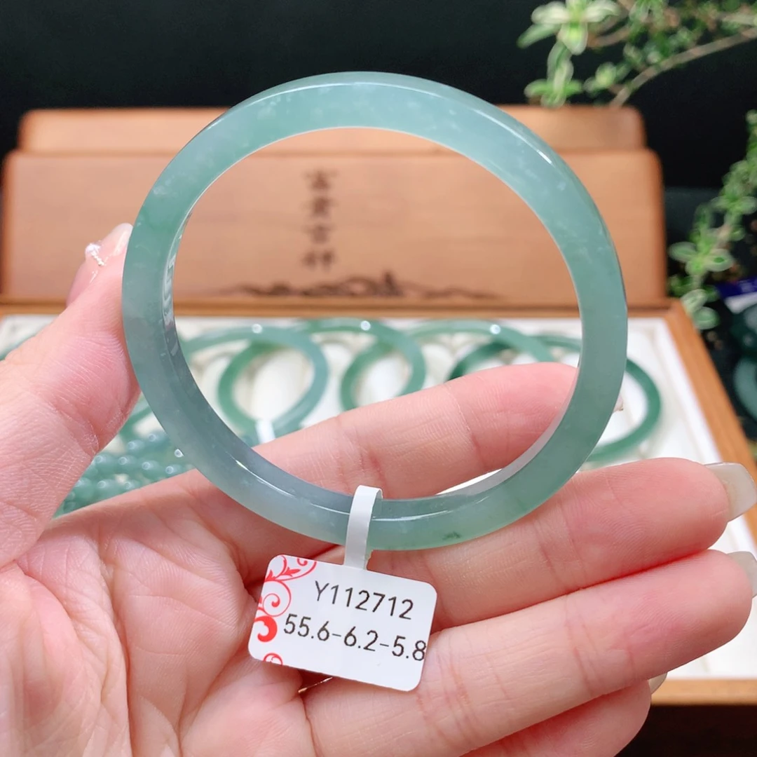 翡翠手镯未镶嵌天然