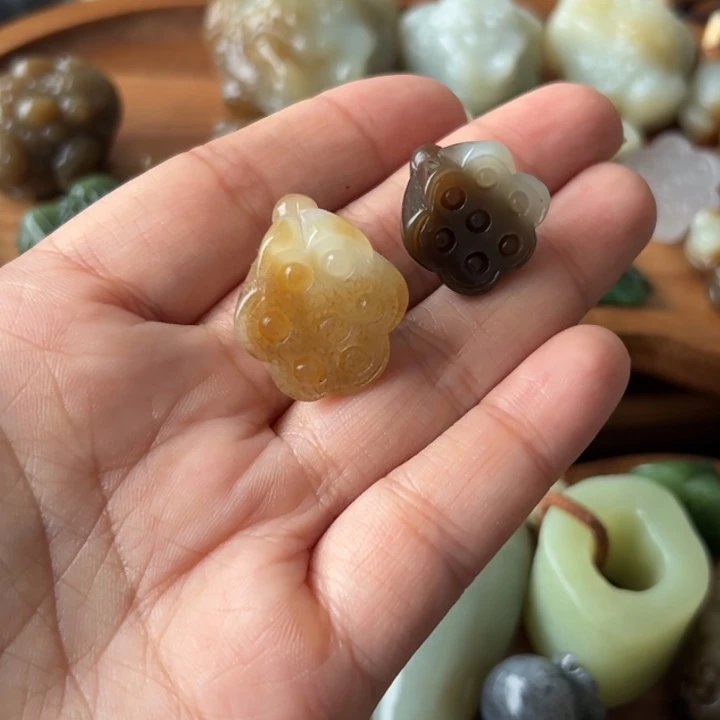 颈饰未镶嵌和田玉?*