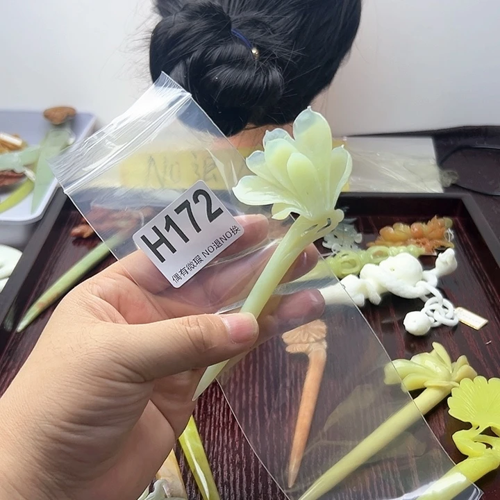 蛇纹石玉发饰合金老**娃