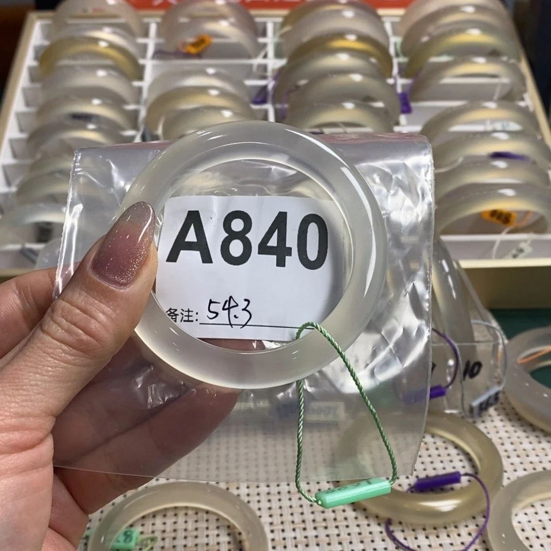 玛瑙/玉髓手镯未镶嵌给***击