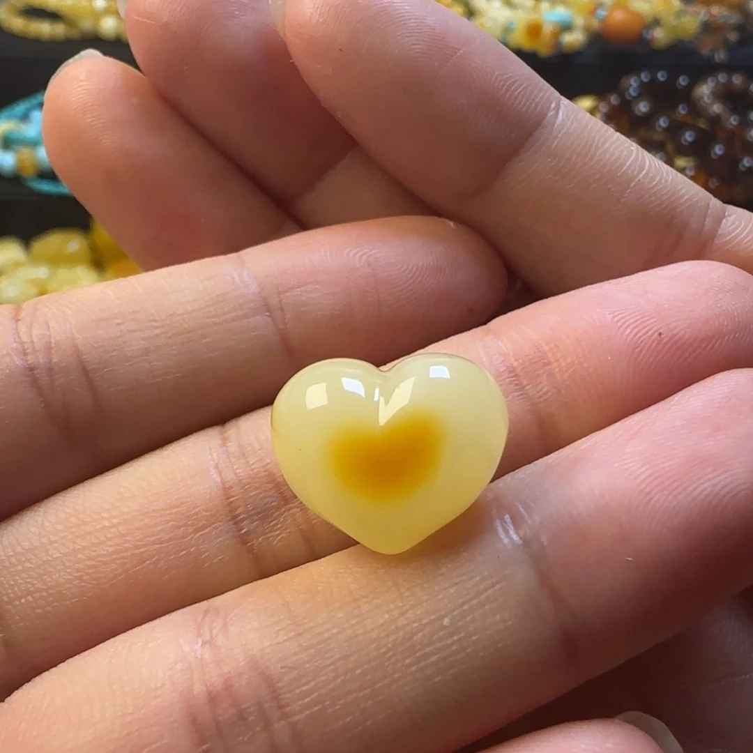 蜜蜡未镶嵌颈饰蜜蜡俏色屁桃吊坠微瑕漏（打孔不退换）