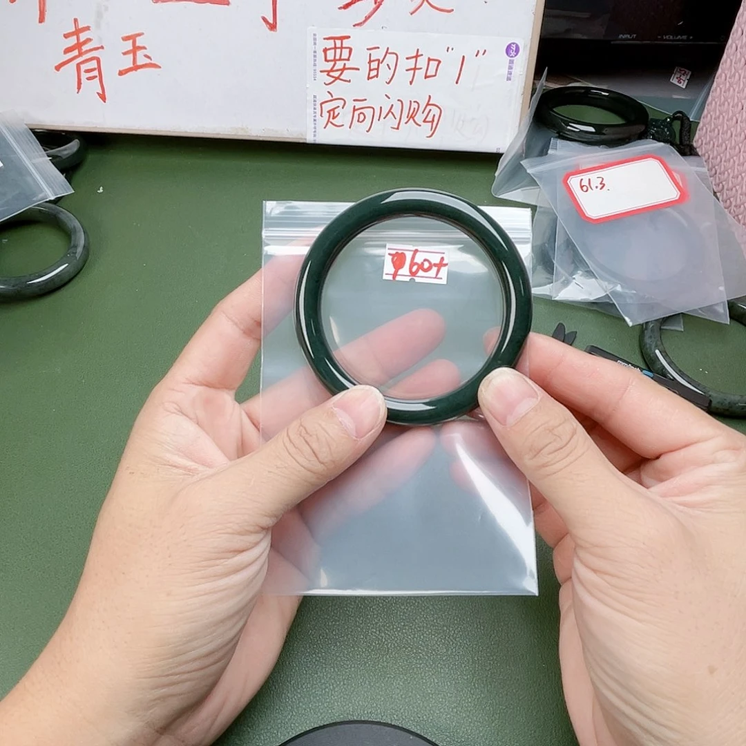 小***蒋未镶嵌手镯和田玉
