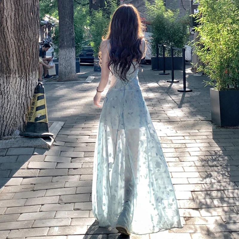 茶歇法式蓝色碎花吊带连衣裙女夏季海边度假设计感绝美气质长裙子