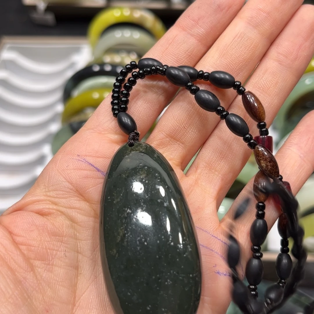 和田玉未镶嵌颈饰旭**出微瑕