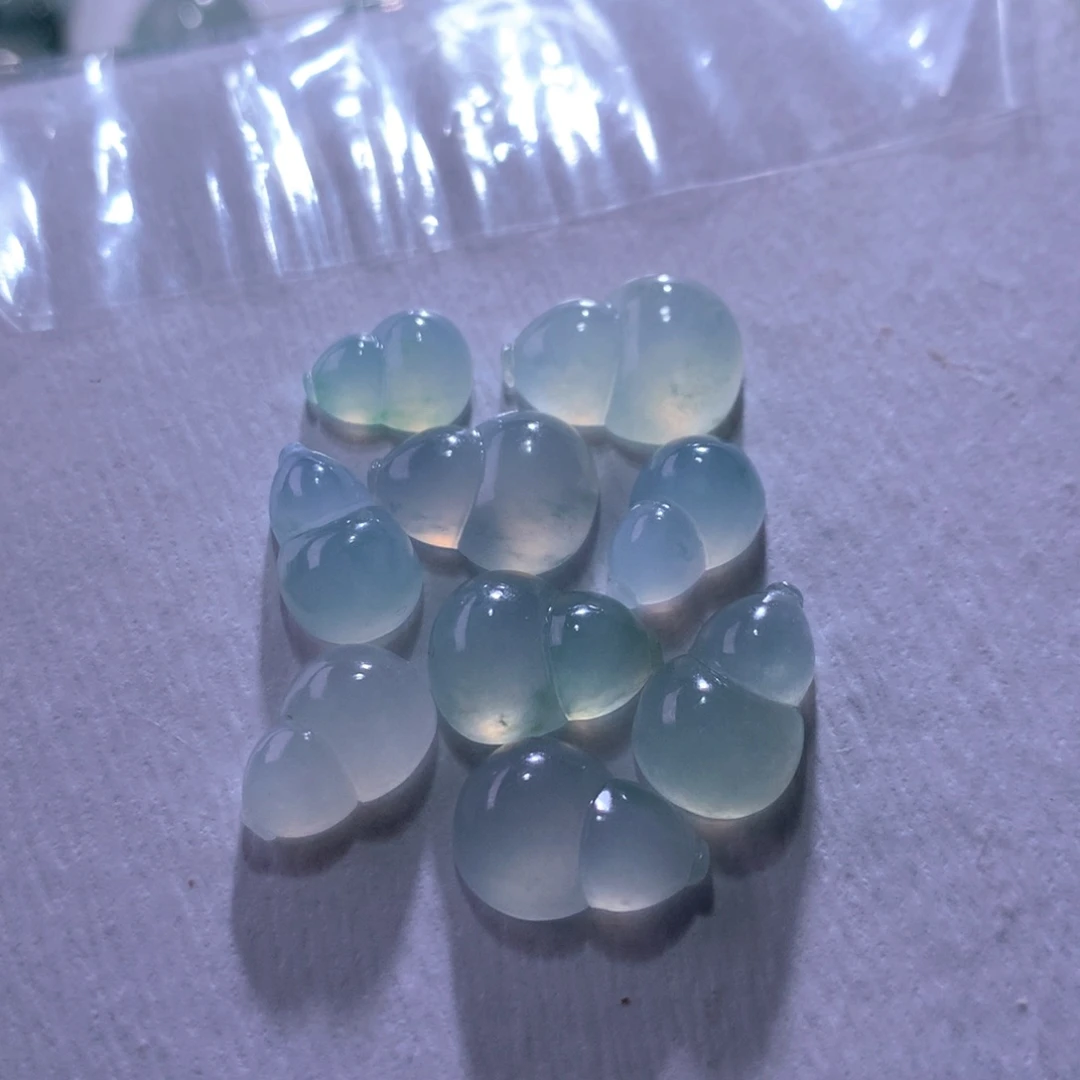 翡翠未镶嵌颈饰一手