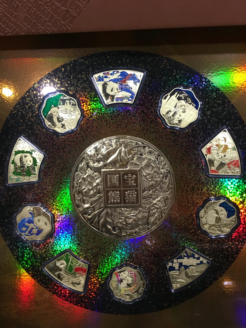 国宝熊猫同心筑梦异形纪念章礼盒 纯银10枚合计300克中国邮政发行