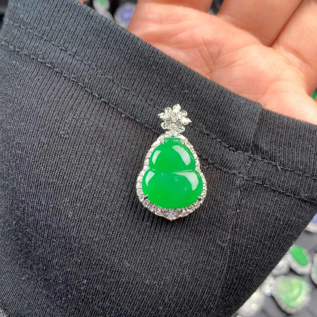 颈饰18K金镶嵌翡翠辣绿葫芦