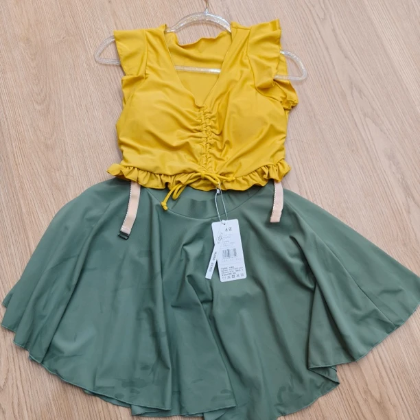 荷叶边少女风分体泳衣