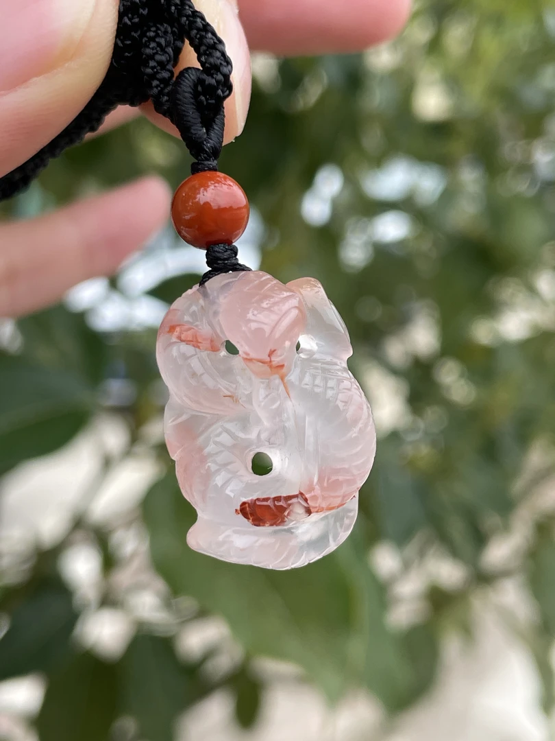精品南红小蛇吊坠，高冰飘红，精工雕刻，尺寸18x26.8x9.6mm