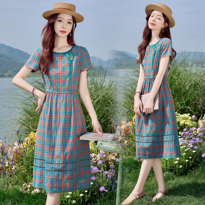 复古格纹刺绣短袖连衣裙女2025夏季新款高级感减龄收腰中长款裙子