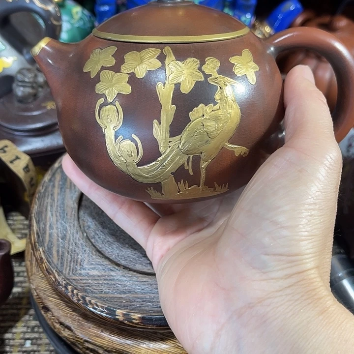 茶壶紫泥原矿泥料手工制作的一把紫砂壶。