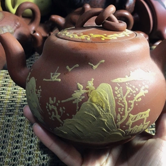 紫砂茶壶原矿泥料手工制作紫砂壶。