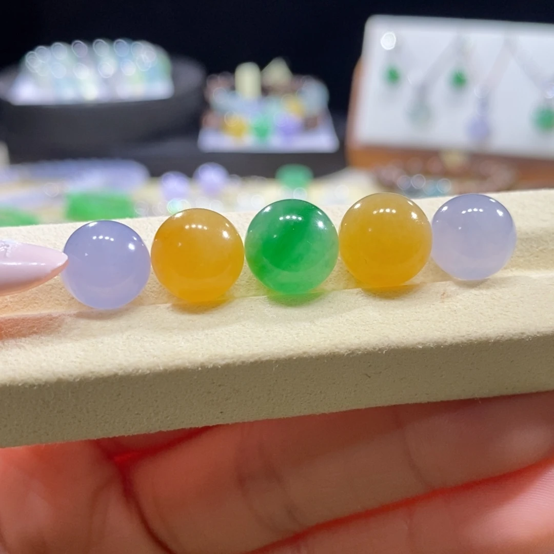 翡翠未镶嵌颈饰翡翠浓彩色系搭配