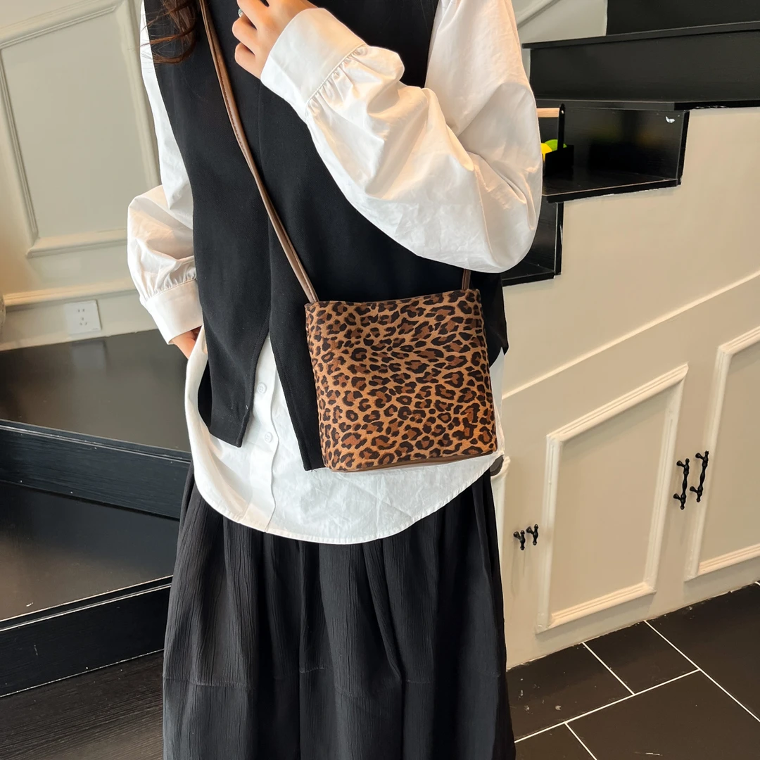 复古风朋克风豹纹水桶包斜挎包韩版百搭休闲肩包时尚