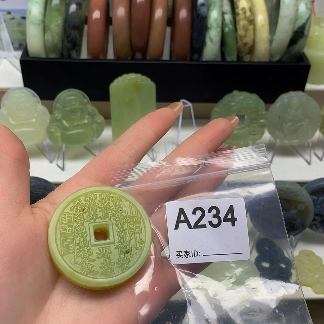 蛇纹石玉颈饰未镶嵌小*人