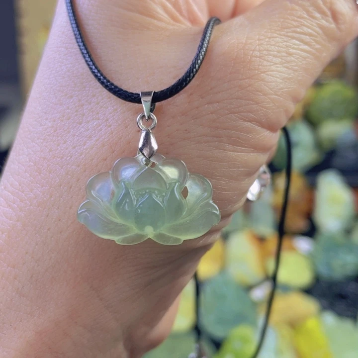 蛇纹石玉颈饰合金