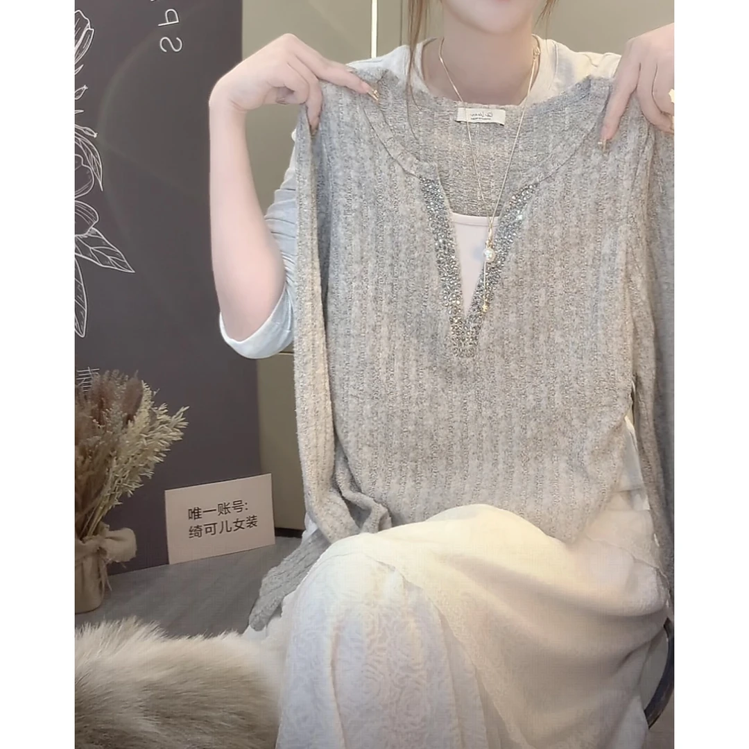 【绮可儿】秋冬新款假两件烫钻V领重工长袖针织衫女显瘦遮肚上衣