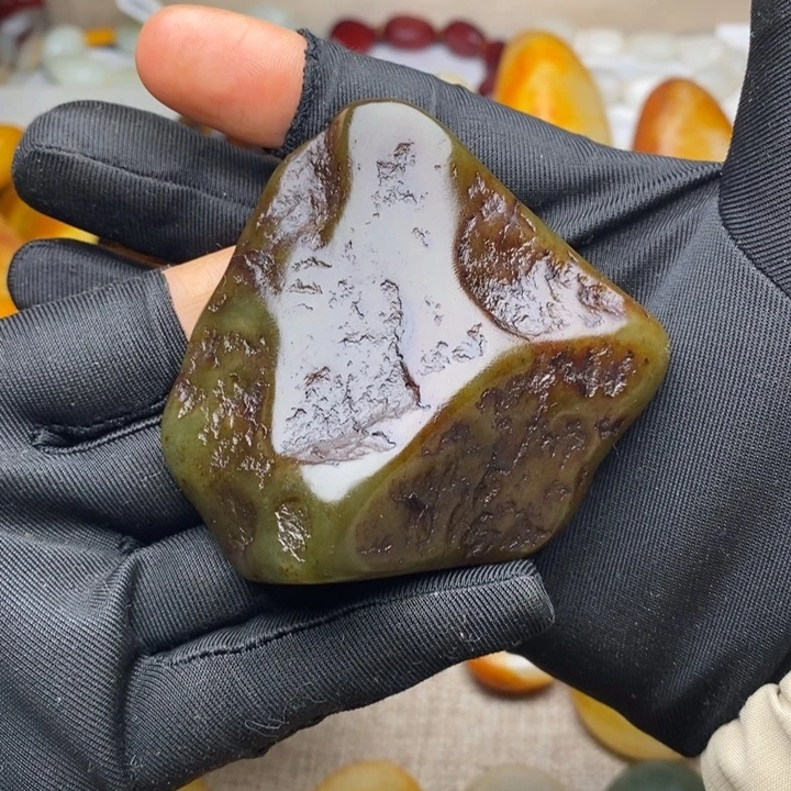 和田玉未镶嵌把件