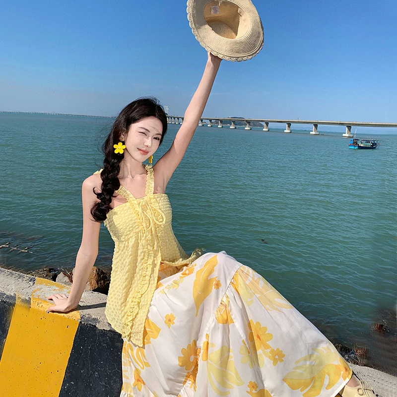 泰国海边度假穿搭黄色挂脖吊带背心女夏季甜美减龄半身裙两件套装