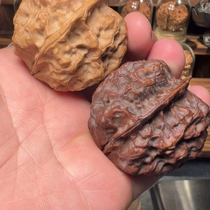 文玩核桃把件七彩皇冠44mm