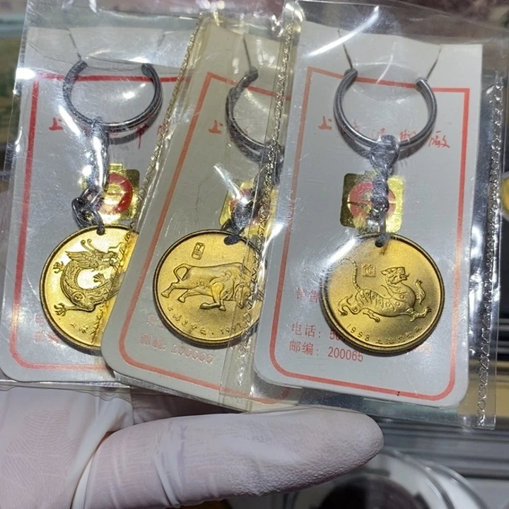 其他普通金属生肖纪念章三枚如图