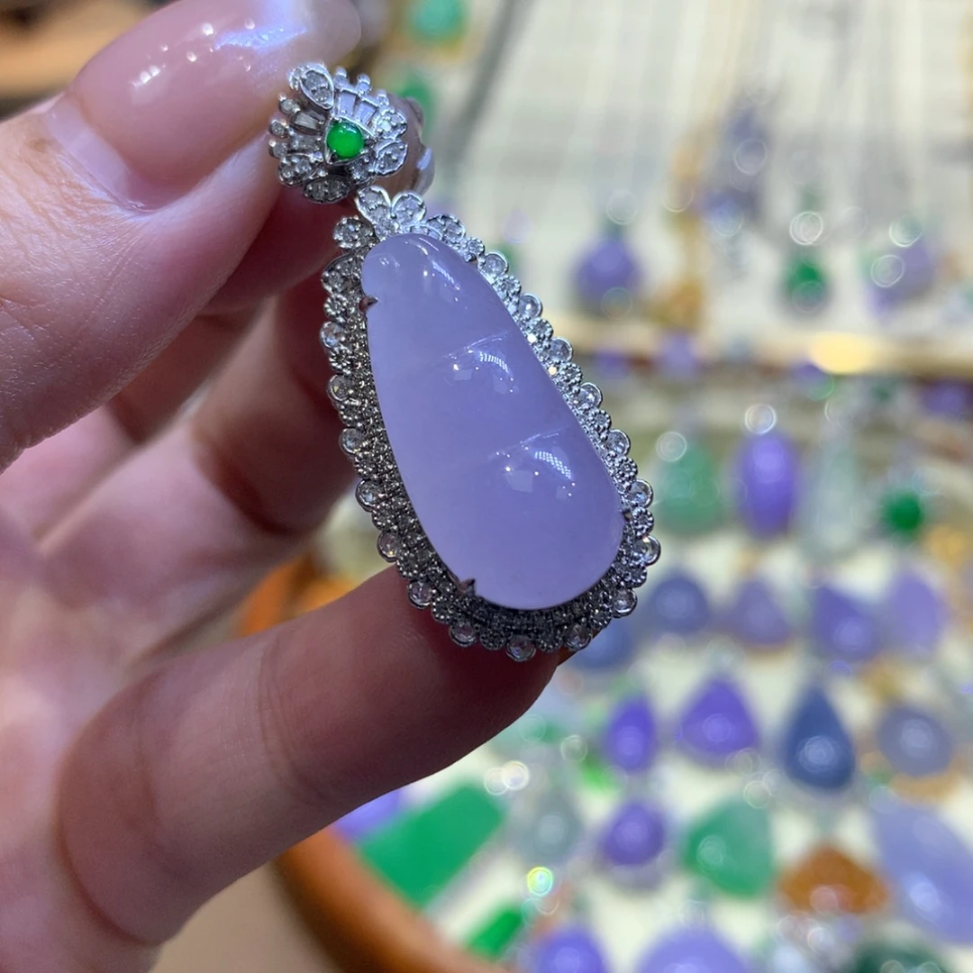 小***子翡翠18K金镶嵌颈饰