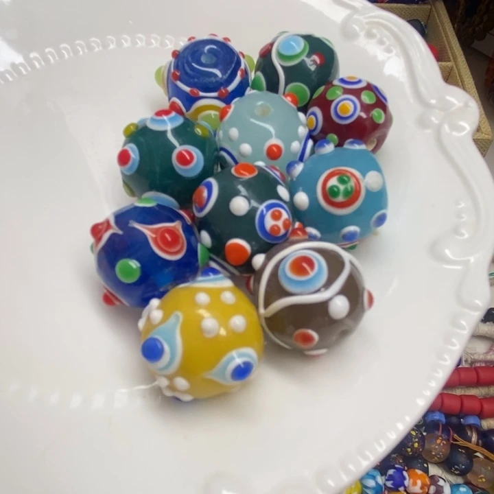 颈饰琉璃蜻蜓眼。