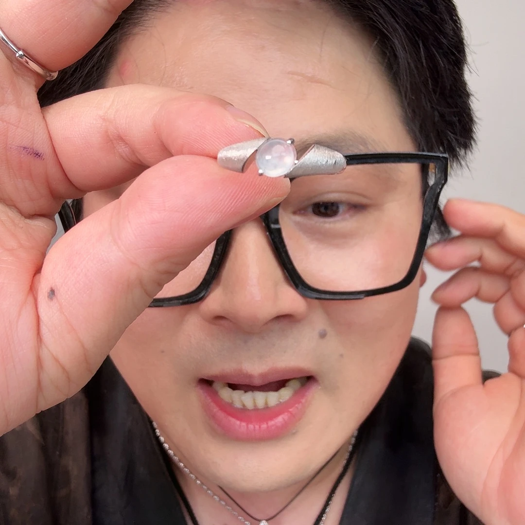 翡翠未镶嵌颈饰一件