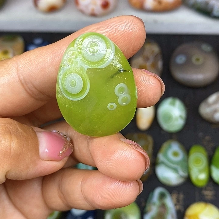 花眼玛瑙果绿色奇石