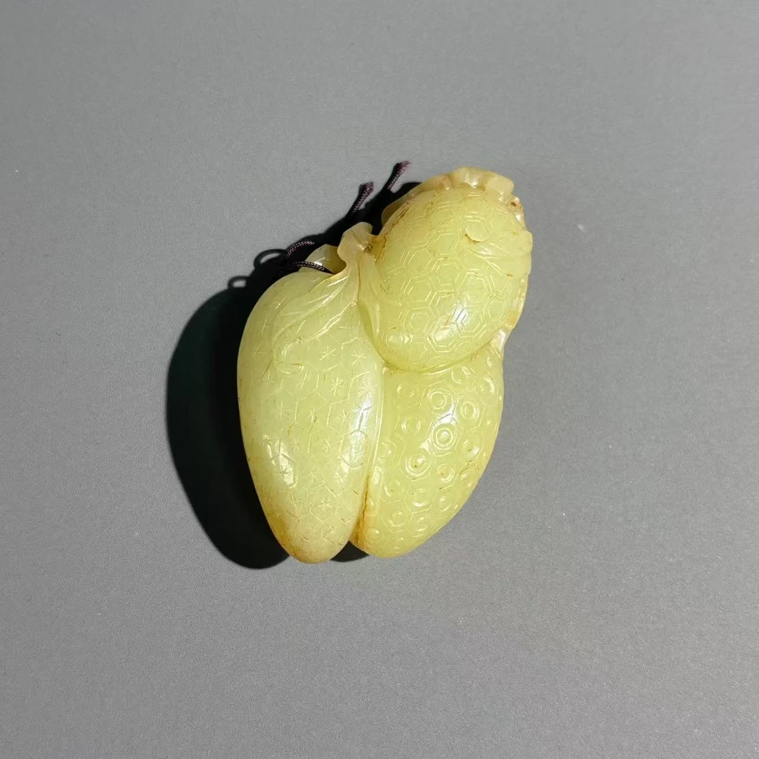 清代和田玉黄玉荔枝把件
