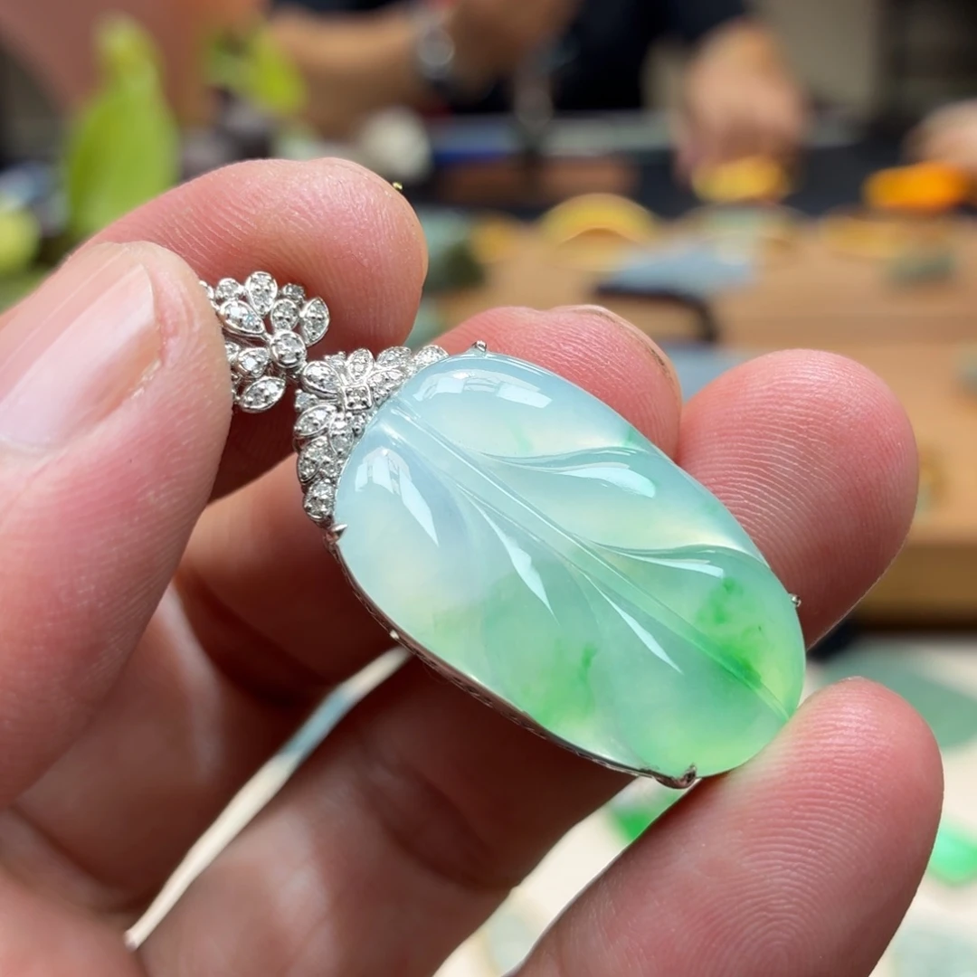 翡翠18K金镶嵌颈饰