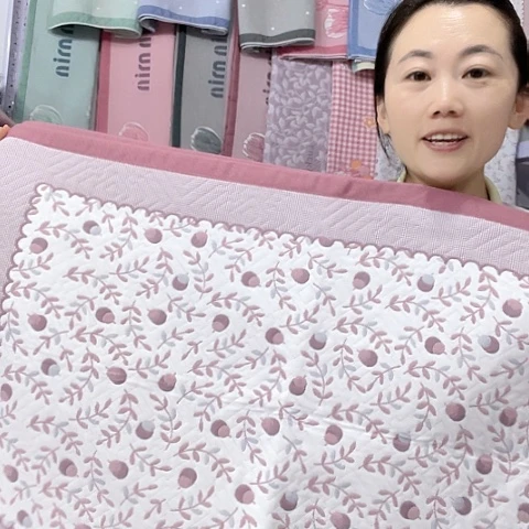 棉特价酒红色果实累累